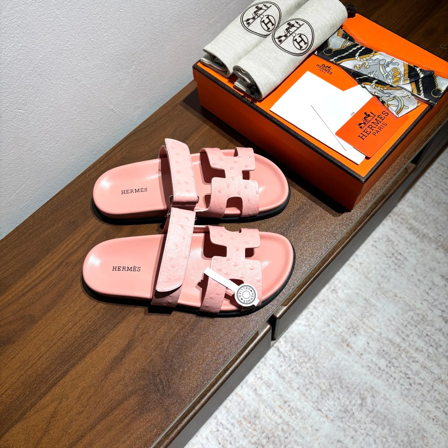 👟👟Ex-factory price 520👟👟 Men's size +10 Brand💗: HERMES Number💗: H8018-210199 Color💗: Ostrich pattern new color system Size 💗: 35 to 40 38-45 Upper material: imported calfskin Outsole material: Tpu anti-slip and wear-resistant outsole 🆕🆕🆕HERMES 2025 latest color matching, original purchased and dismantled, imported custom fabrics. All colors have been adjusted N times, striving to be zero different from the original! The top version for women 💰 Erjie's shoes that have become extremely popular recently - chypre sandals, which are comfortable for all ages and are cute and cute. Paired with various colored socks, it’s so trendy